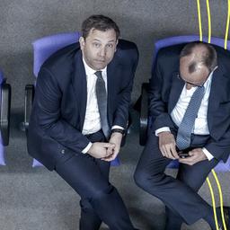 Lars Klingbeil (l), SPD Fraktionschef und Bundesvorsitzender, spricht mit Friedrich Merz, CDU/CSU Fraktionsvorsitzender und CDU Bundesvorsitzender, in den hinteren Sitzreihen der Union während der 213. Plenarsitzung der 20. Legislaturperiode im Deutschen Bundestag.