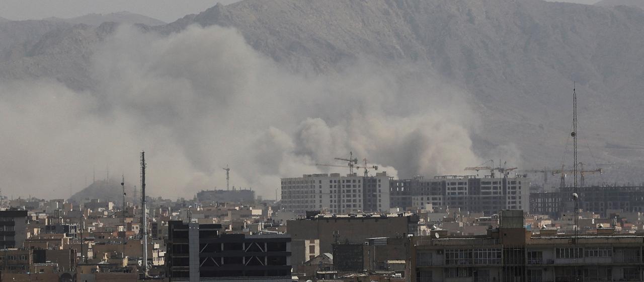 In Teheran steigt Rauch auf.