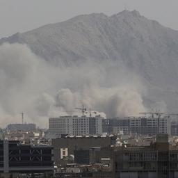 In Teheran steigt Rauch auf.