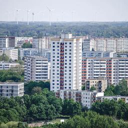 Blick vom Skywalk Marzahner Promenade über die Wohnhäuser im Stadtteil Marzahn.