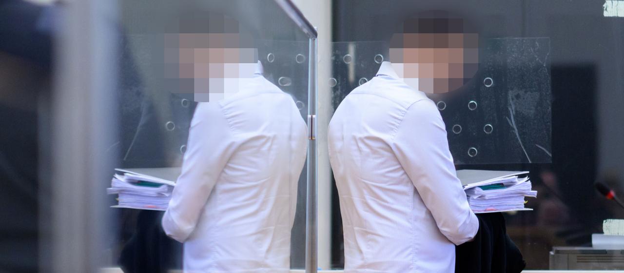 Der angeklagte Staatsanwalt kommt in den Gerichtssaal im Landgericht Hannover (Mai 2025)