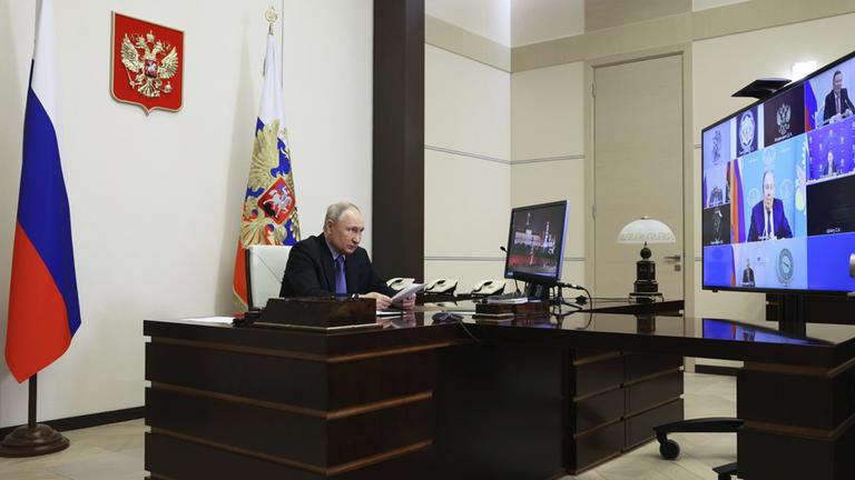 Der russische Präsident Wladimir Putin bei einer Videokonferenz in der staatlichen Residenz Novo-Ogaryovo außerhalb von Moskau, Russland.