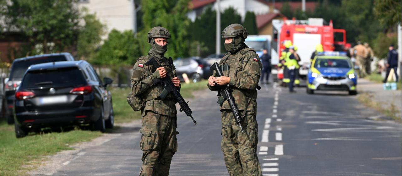 Polnisches Militär und Rettungskräfte sind auf einer Straße in Wyryki im Osten Polens zu sehen. | EPA Polnisches Militär und Rettungskräfte sind auf einer Straße in Wyryki im Osten Polens zu sehen.