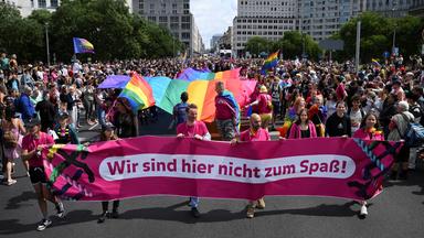 Beim CSD in Berlin tragen Teilnehmende ein Banner mit der Aufschrift "Wir sind hier nicht zum Spaß!"