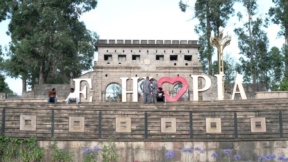 Männer stehen neben einem Schriftzug "Ethiopia".