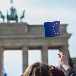 Eine Frau hält in Berlin vor dem Brandenburger Tor eine Europafähnchen in der Hand. (Archivbild)