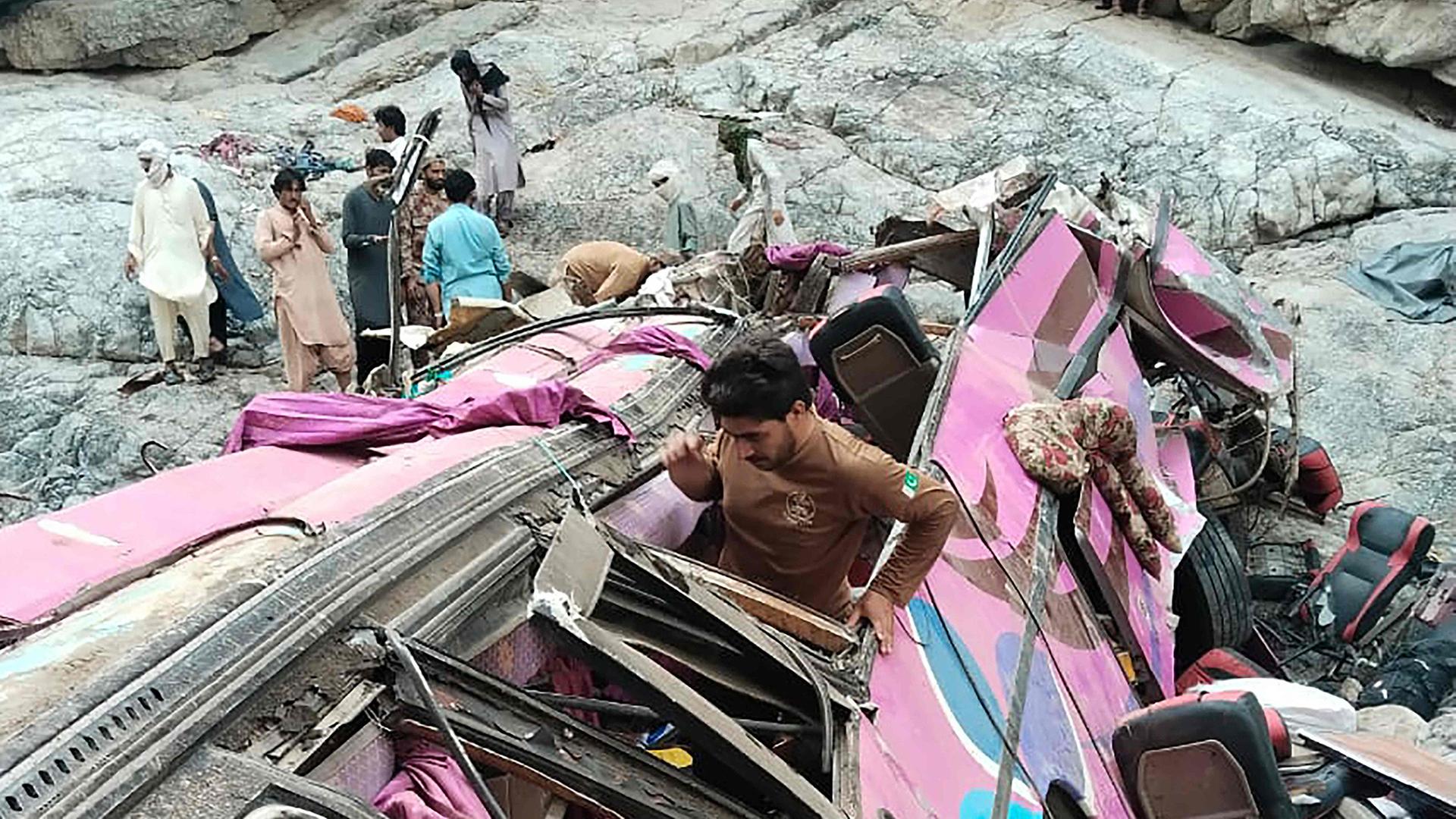 Helfer an einem zerstörten Reisebus | AFP PHOTO/Balochistan's Emergency Rescue 1122 service
