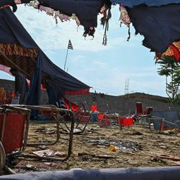 Polizeibeamte untersuchen den Ort einer Bombenexplosion in Pakistan am 31. Juli 2023.