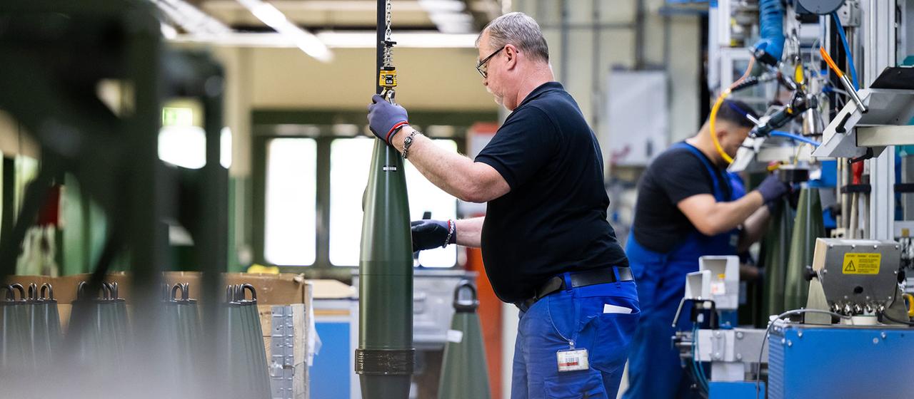 155-Millimeter Artelleriemunition wird bei Rheinmetall gefertigt. 