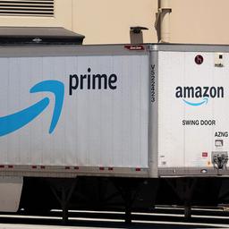 Das Amazon Prime-Logo prangt auf der Seite eines Amazon-Lieferwagens in Richmond, Kalifornien.