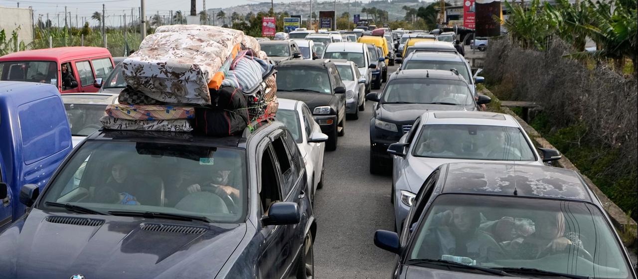 Vertriebene im Libanon stehen in Autos Schlange, um eine zerstörte Brücke zu überqueren 