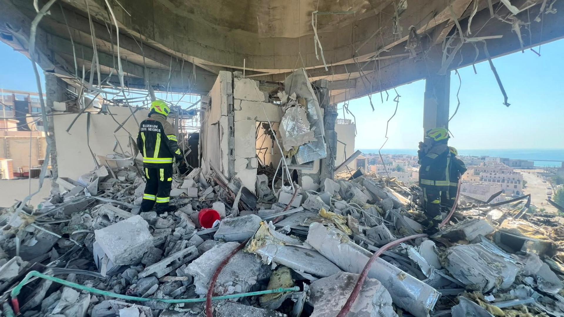 Rettungskräfte in einem zerstörten Gebäude in Bahrain | via REUTERS