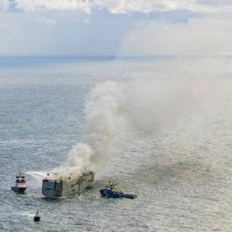 Boote versuchen das Feuer auf dem Frachter "Fremantle Highway" vor der Küste der niederländischen Insel Ameland zu löschen.