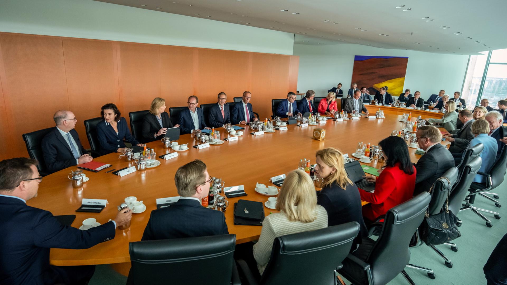 Ministerinnen und Minister von Union und SPD am Kabinettstisch (aufgenommen am 23. Juli 2025) | dpa
