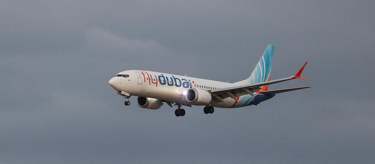 Ein Flugzeug der Fluggesellschaft Flydubai ist am Himmel zu sehen.