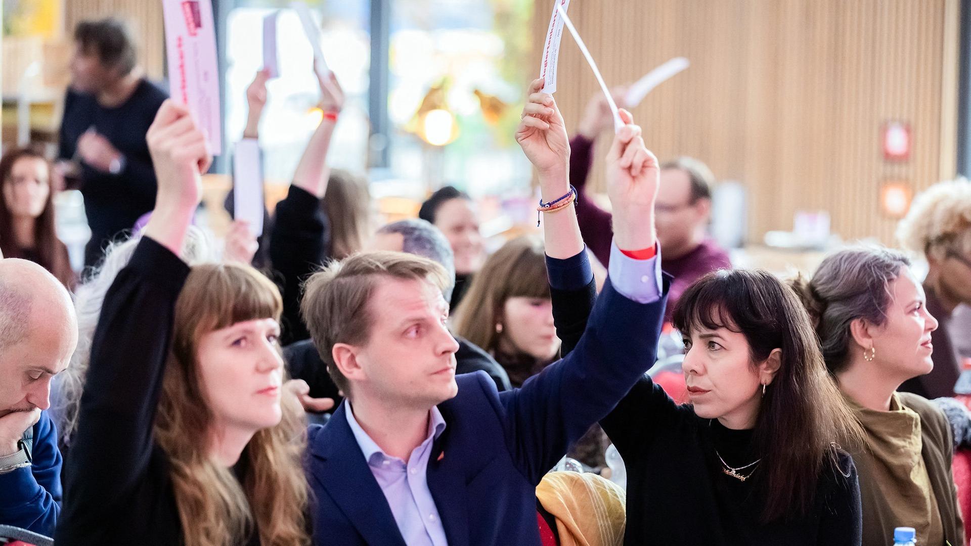 Elif Eralp (r-l), stellvertretende Landesvorsitzende der Berliner Linken, Maximilian Schirmer und Kerstin Wolter beim Landesparteitag. (Quelle: picture alliance/dpa/Christoph Soeder | picture alliance/dpa/Christoph Soeder