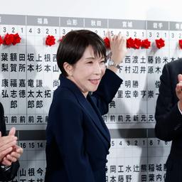 Japans Premierministerin Sanae Takaichi, legt neben LDP-Generalsekretär Shunichi Suzuki und LDP-Wahlkampfstrategiechef Keiji Furuya am Tag der Parlamentswahl im LDP-Hauptquartier in Tokio eine rote Papierrose auf den Namen eines gewählten Kandidaten.