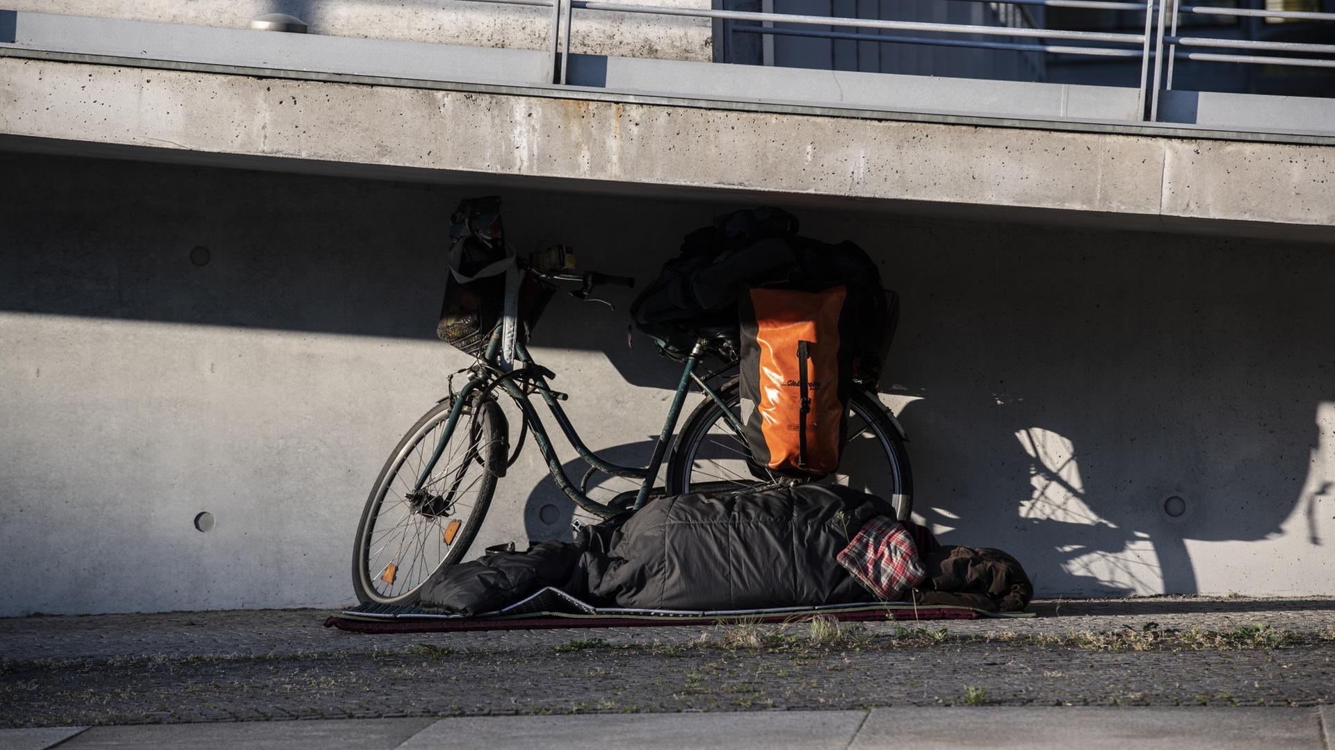 Ein Obdachloser schlft unter einer Brcke in Berlin.  | dpa