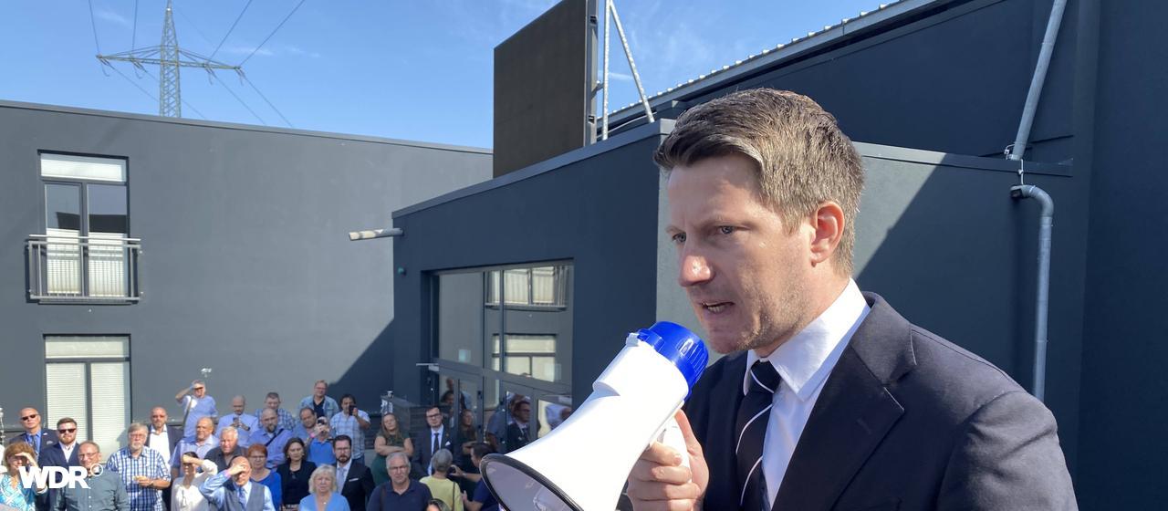 Martin Vincentz, AfD, spricht beim Parteitag in Marl in ein Megafon