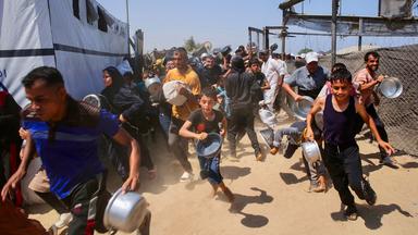 Palästinenser warten auf eine Mahlzeit in einer Wohltätigkeitsküche im Mawasi-Gebiet von Chan Junis im südlichen Gazastreifen.