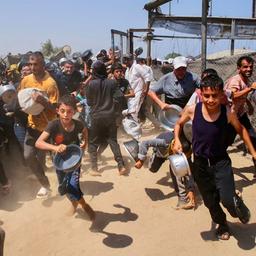 Palästinenser warten auf eine Mahlzeit in einer Wohltätigkeitsküche im Mawasi-Gebiet von Chan Junis im südlichen Gazastreifen.