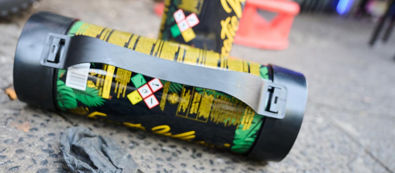 Eine leere Dose Lachgas liegt auf dem Boden