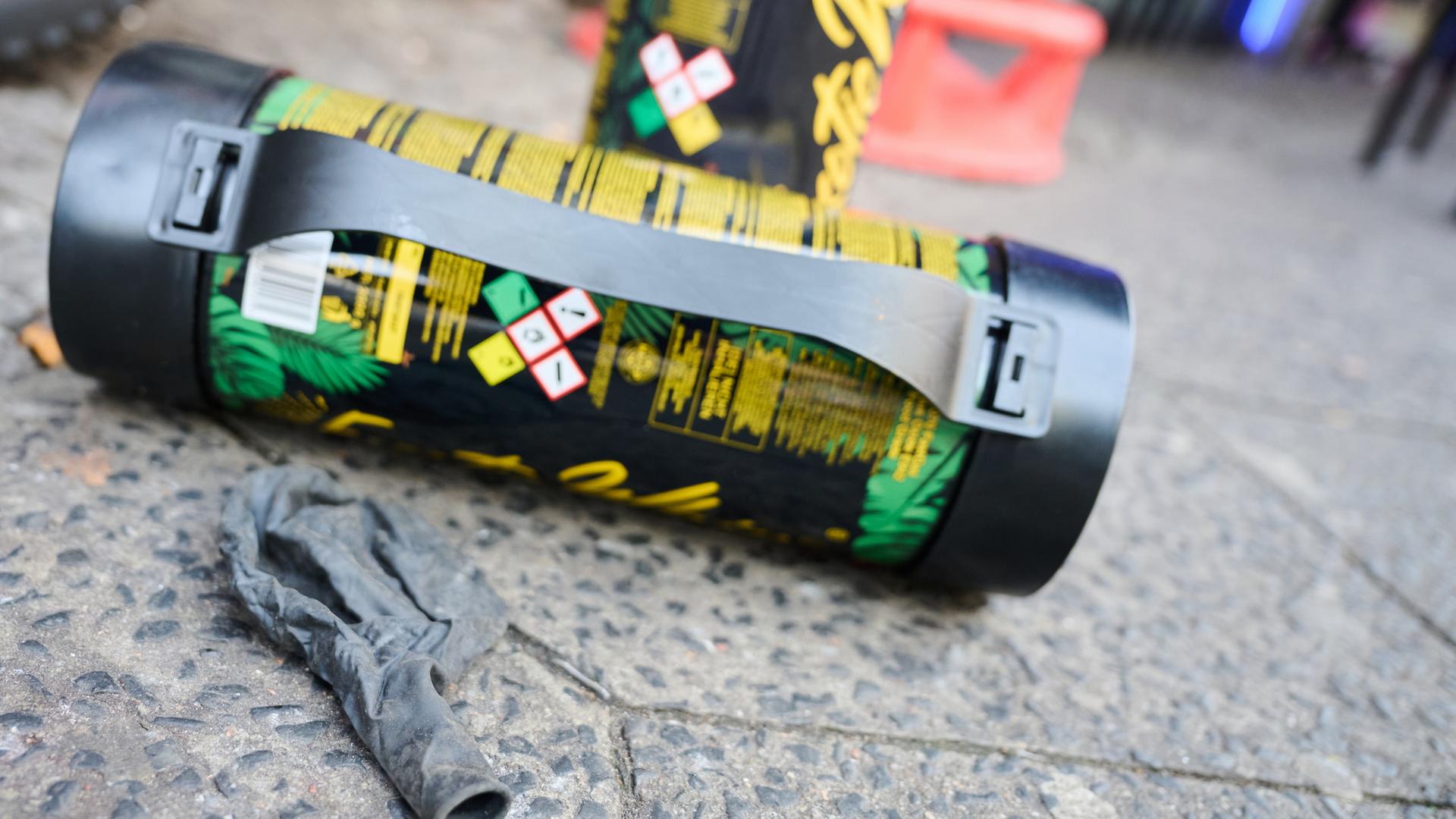 Eine leere Dose Lachgas liegt auf dem Boden | dpa