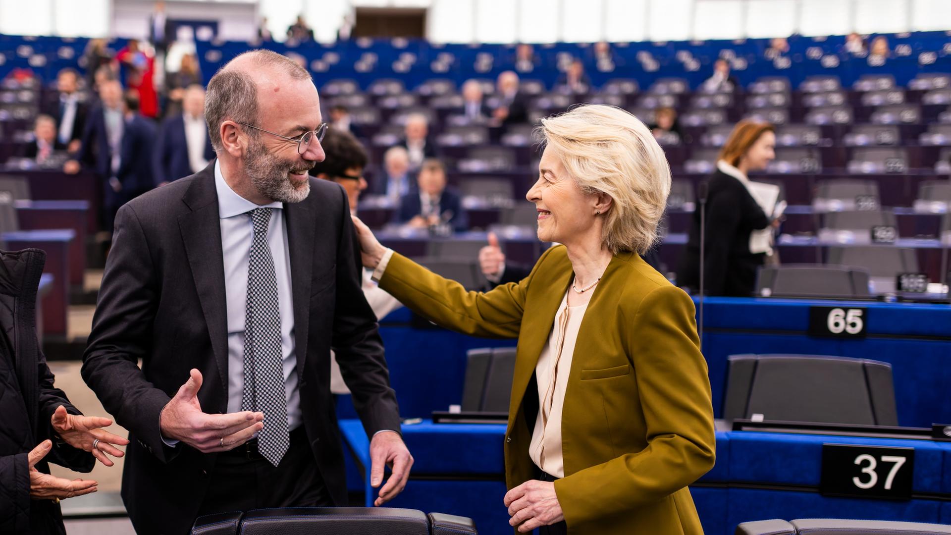 Manfred Weber und Ursula von der Leyen sprechen im EU-Parlament miteinander.  | dpa