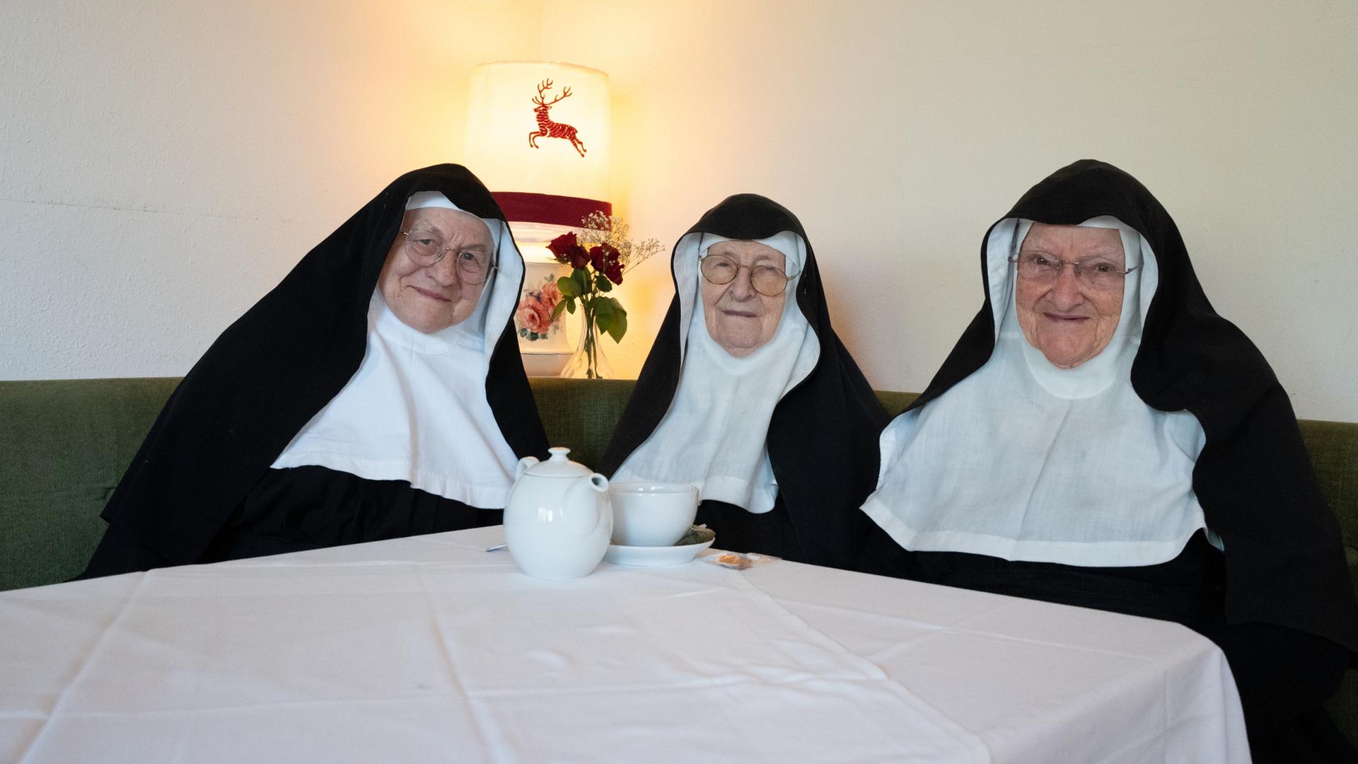 Die drei Nonnen, Schwester Rita (82, l-r), Schwester Regina (86) und Schwester Bernadette (88) (Archivbild) | dpa