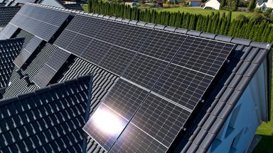 PV-Anlagen auf Hausdächern.