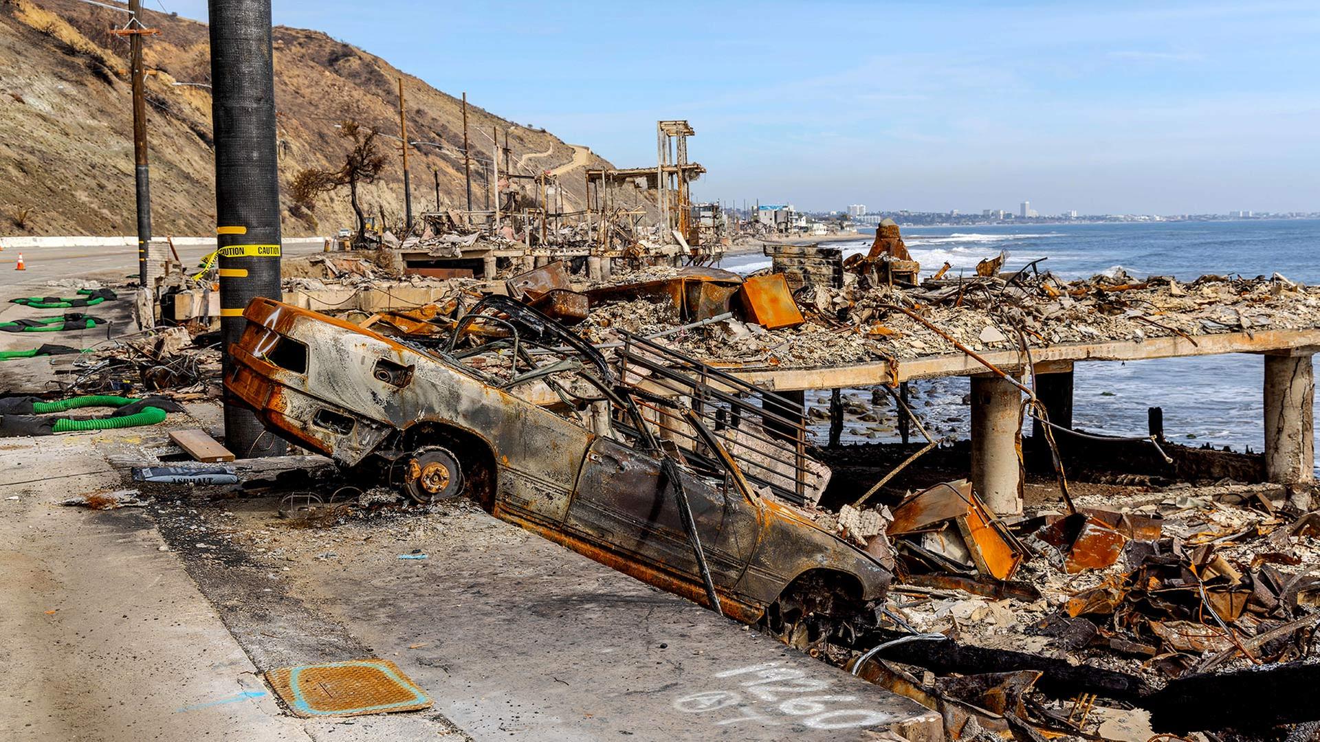 Ein ausgebranntes Gebäude und ein Auto, die beim Palisades-Feuer in Malibu zerstört wurden. | picture alliance / ZUMAPRESS.com