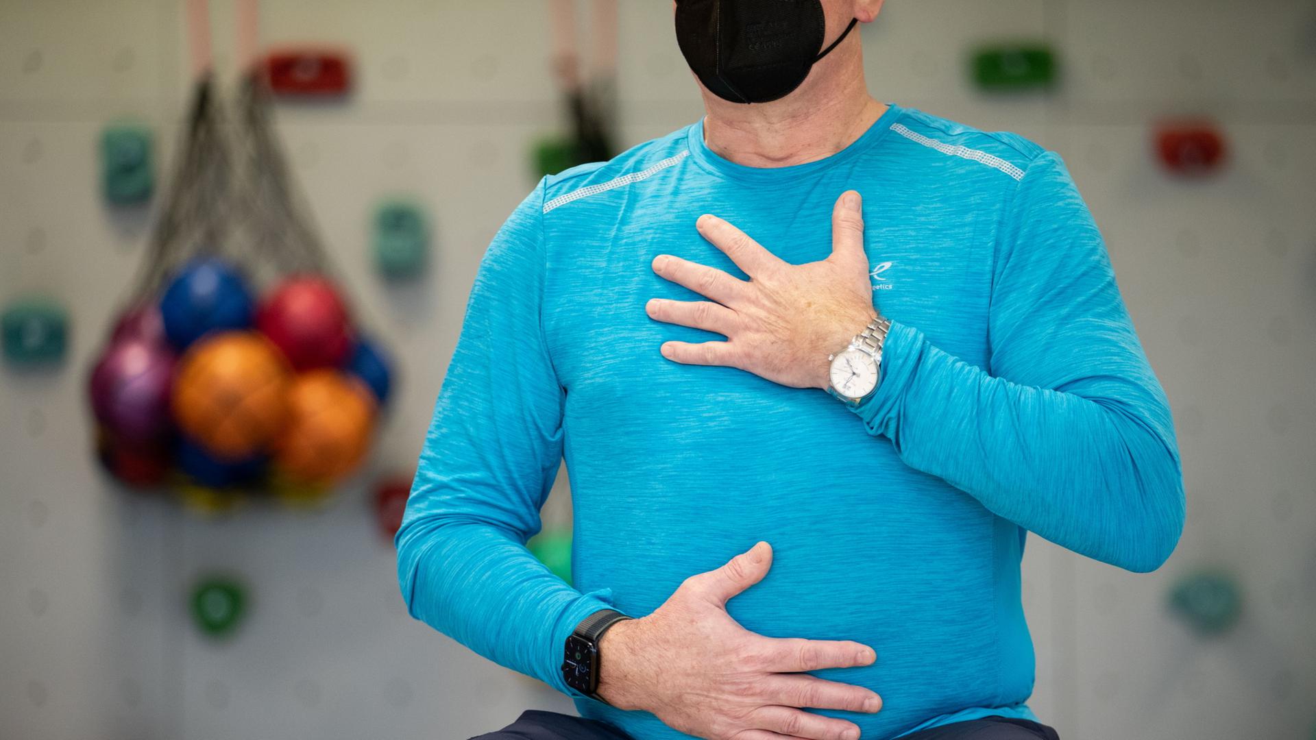 Ein Long-Covid-Patient macht ein Atemtraining in einem Gymnastikraum einer Reha-Klinik für Post-Covid Erkrankte.
