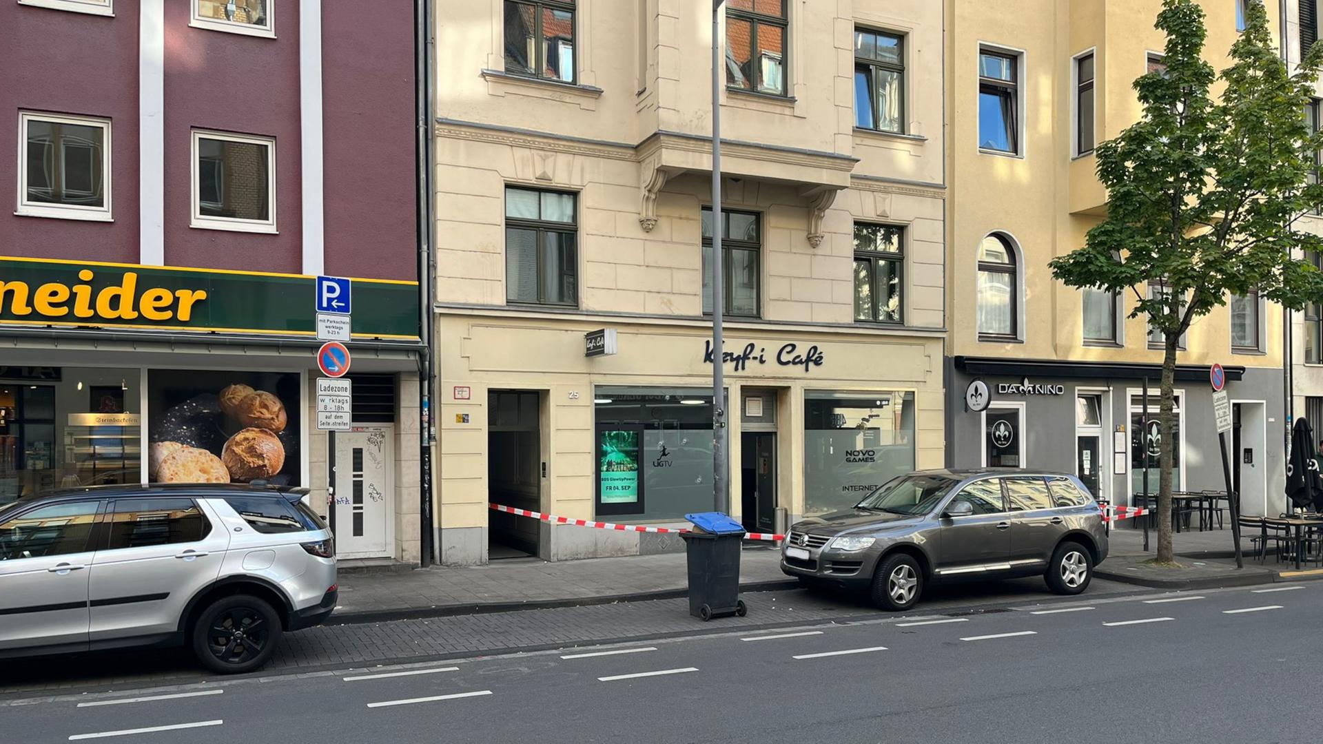 Einschusslöcher im Schaufester eines Kölner Cafés | WDR / Markus Schmitz