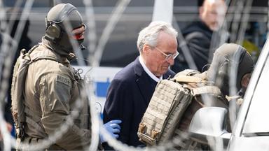 SEK-Beamte der Polizei eskortieren den Hauptangeklagten Prinz Reuß, Archivbild