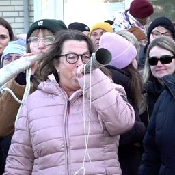 Bei einer Demo für "Klaasohm" blasen Frauen in Kuhhörner.