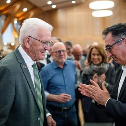 Winfried Kretschmann (l, Bündnis 90/Die Grünen), Ministerpräsident von Baden-Württemberg, begrüßt den designierten Ministerpräsidenten von Baden-Württemberg, Cem Özdemir (r, Bündnis 90/Die Grünen).