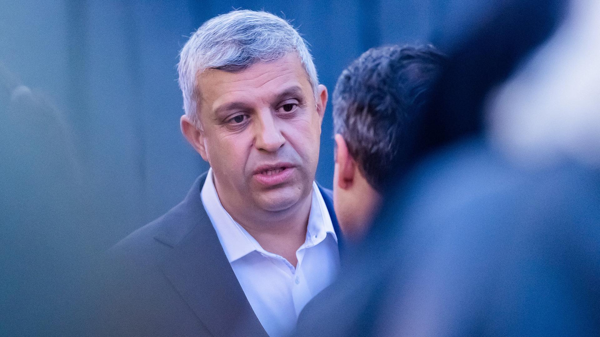 Raed Saleh, Mitglied des Abgeordnetenhauses von Berlin, spricht bei der SPD-Wahlparty. (Quelle: Picture Alliance/Christoph Soeder) | Picture Alliance/Christoph Soeder
