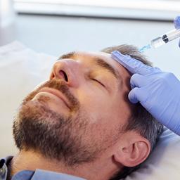 Ein Mann lässt eine Botoxbehandlung im Stirnbereich durchführen