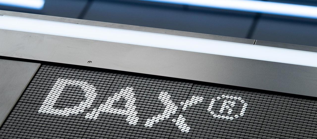 Dax Logo auf einer Anzeigetafel in der Frankfurter Börse.