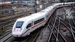 Ein ICE der Deutschen Bahn fährt in den Hauptbahnhof von München ein.