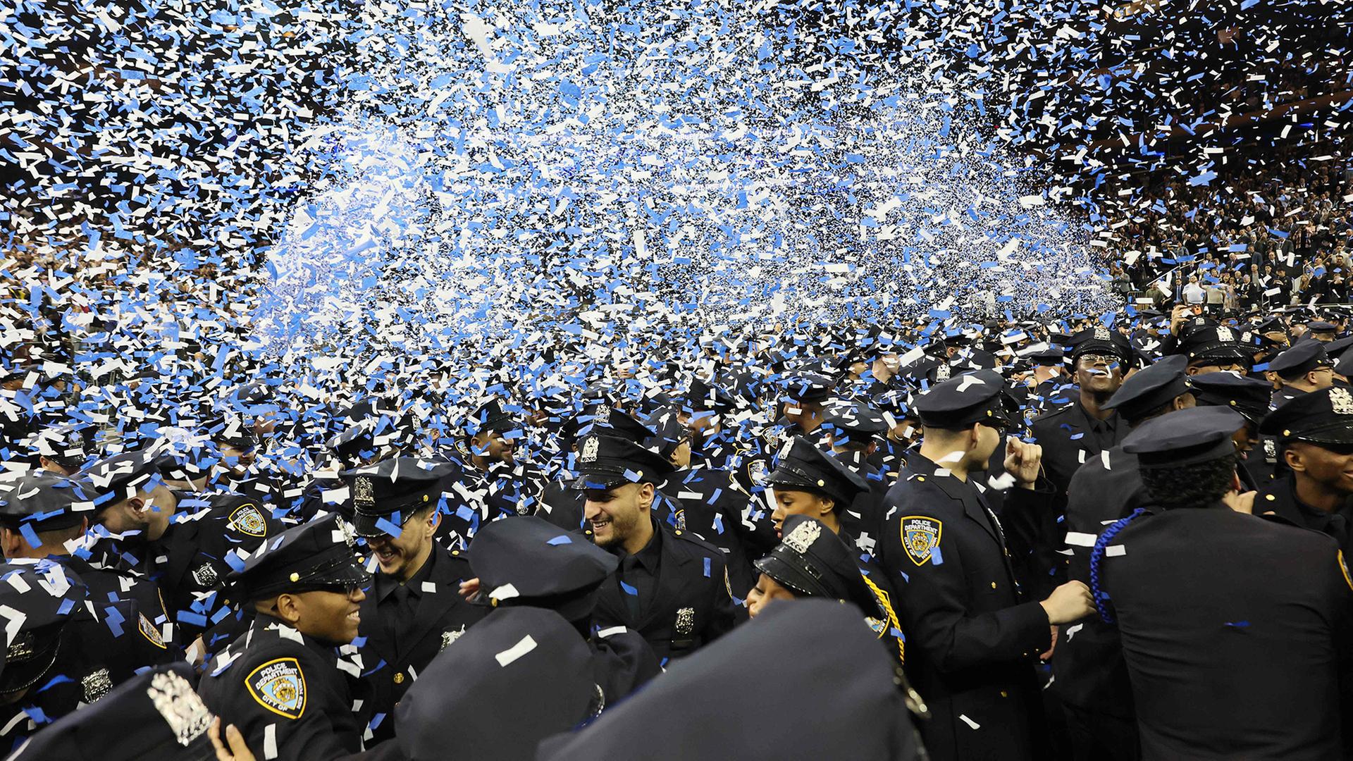 Absolventen der NYPD feiern wÃ¤hrend ihrer Abschlussfeier im Madison Square Garden. | Getty Images via AFP