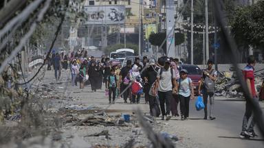 Menschen fliehen aus dem Norden des Gazastreifens