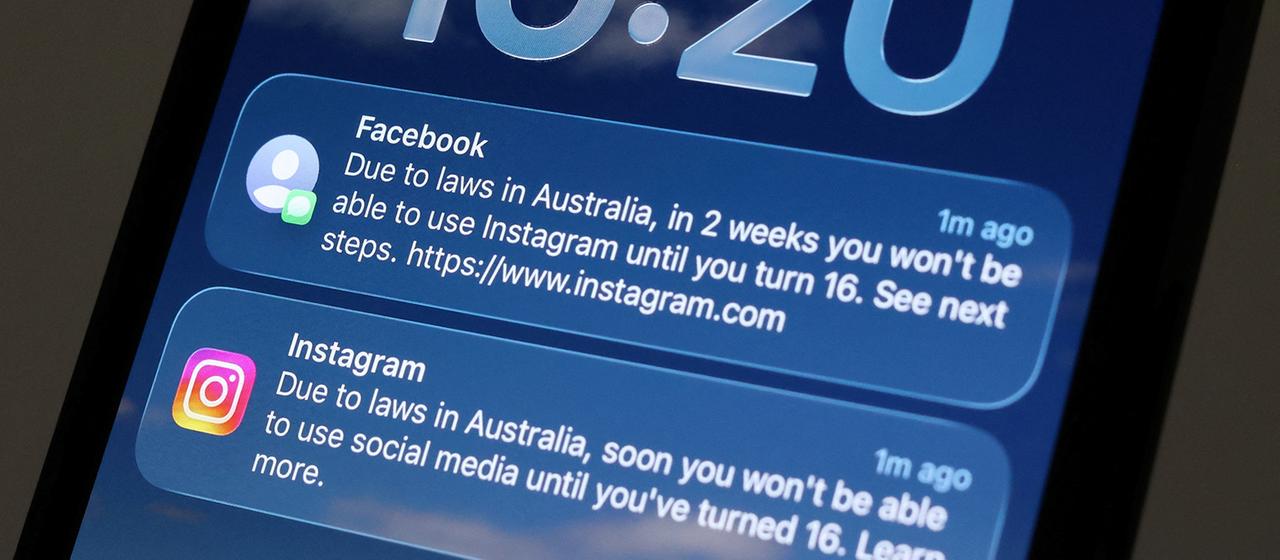 Auf einem Mobiltelefon werden Facebook- und Instagram-Benachrichtigungen angezeigt.