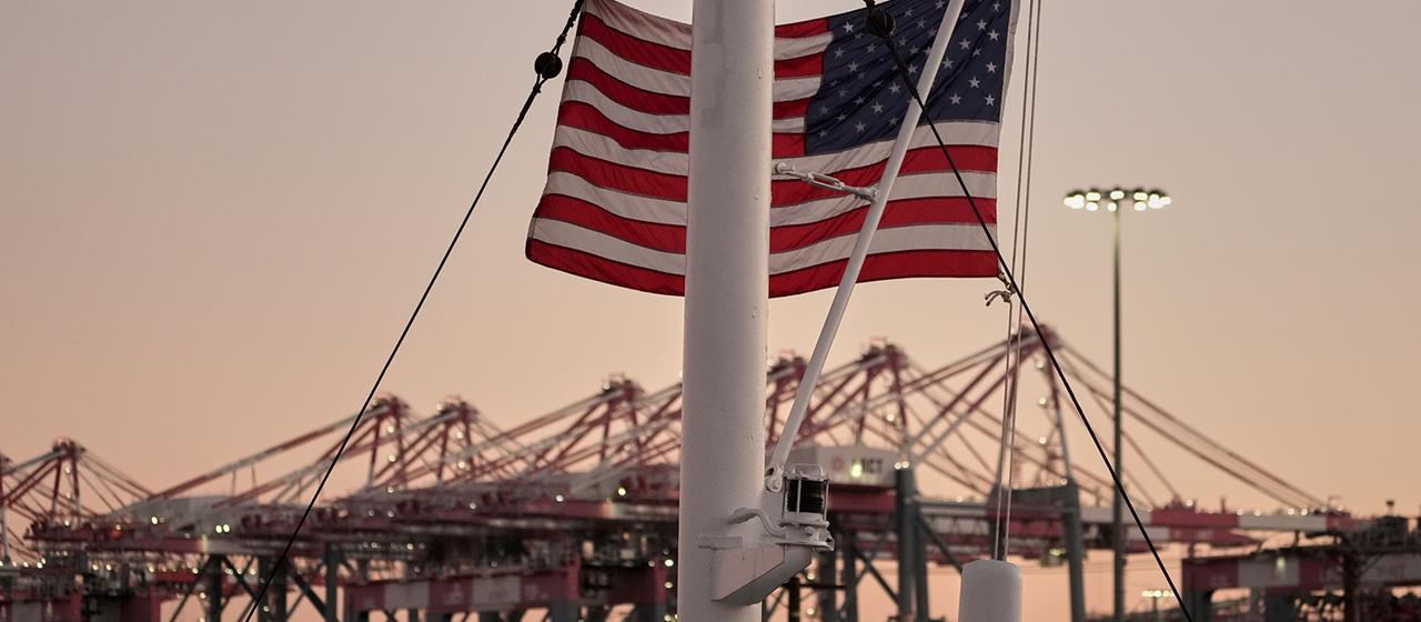 Eine US-Flagge weht vor dem Long Beach Container Terminal (LBCT) im Hafen von Long Beach (Kalifornien).
