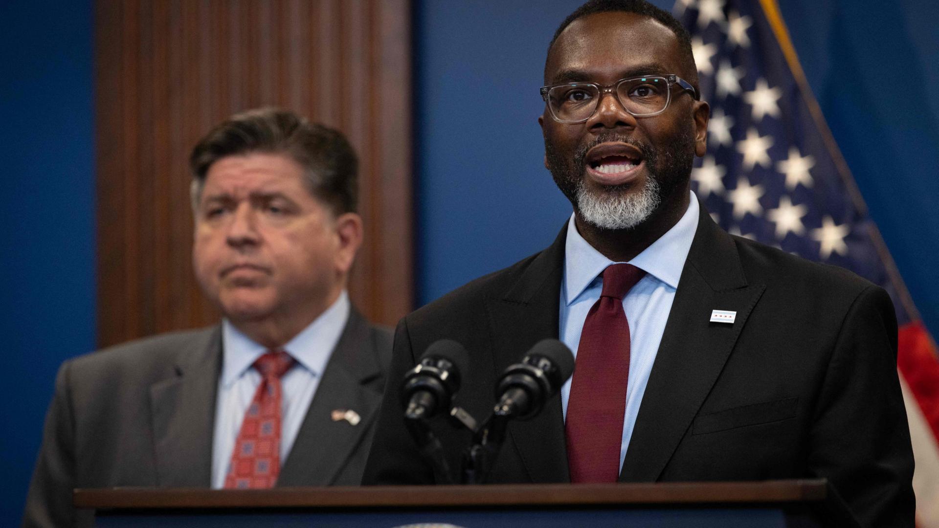 Der Gouverneur von Illinois, JB Pritzker, (l) und der Bürgermeister von Chicago, Brandon Johnson (r). | Getty Images via AFP