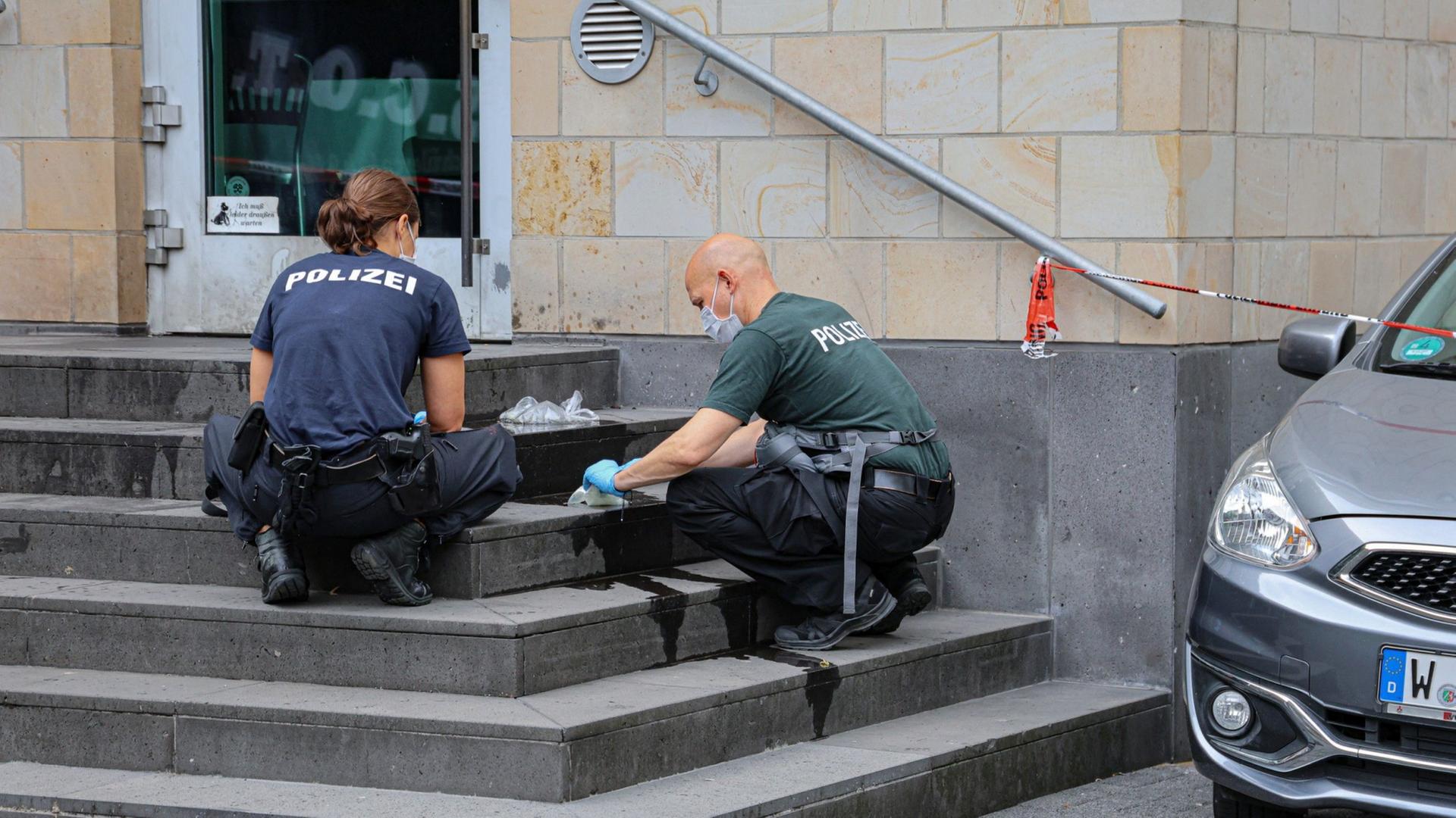 Polizisten sichern Spuren an der neuen Synagoge in Wuppertal | Christoph Petersen/dpa