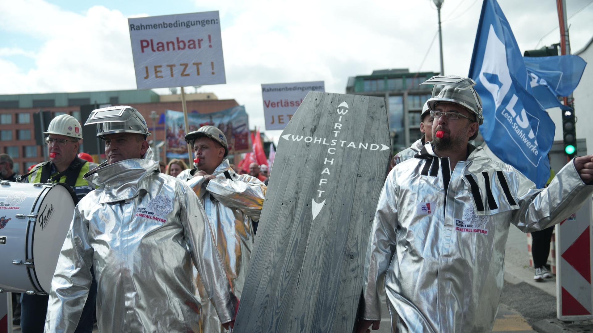 Demonstranten tragen auf einer IG-Metall-Demonstration in Berlin-Mitte einen Sarg mit der Aufschrift 