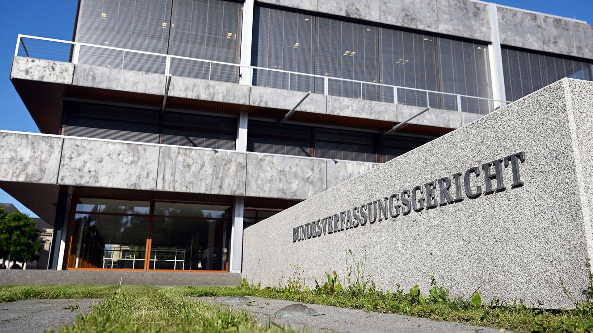 Außenaufnahme des Bundesverfassungsgerichts, mit dem Schriftzug 