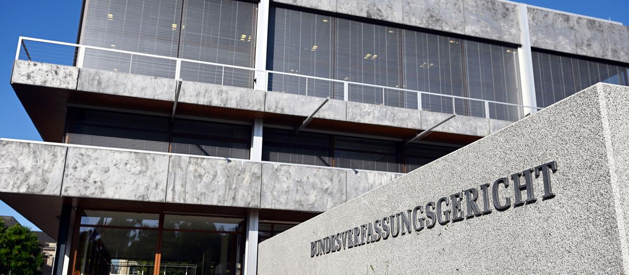 Außenaufnahme des Bundesverfassungsgerichts, mit dem Schriftzug "Bundesverfassungsgericht".