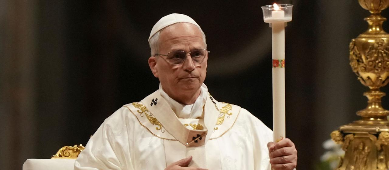 Papst Leo XIV. leitet die Osternacht im Petersdom im Vatikan.